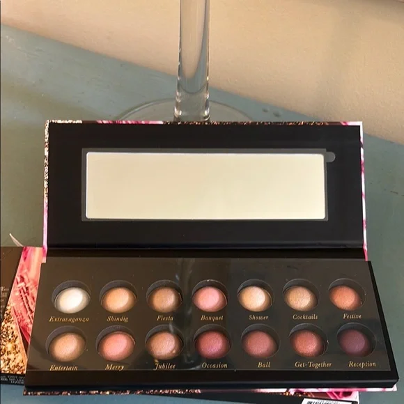 Laura Geller The Delectables Multi-Finish Eyeshadow Palette - Picture 2 of 5